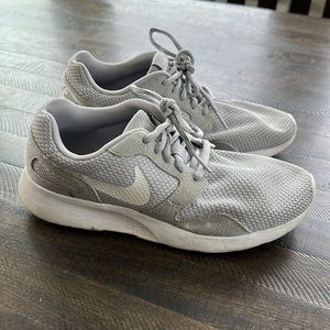 Nike | Women’s Gray Roshe Tennis Shoes | Sz 7